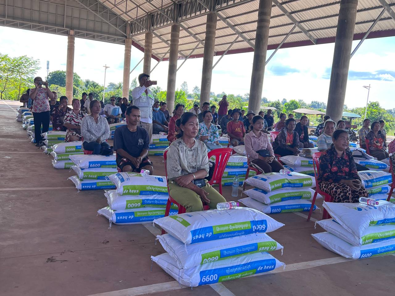 គ្រួសារមានប័ណ្ណសមធម៌ ជាង១ពាន់គ្រួសារ រស់នៅក្រុងរុនតាឯកតេជោសែន ទទួលបានការគាំទ្រពីគម្រោង EMPOWER លើការចិញ្ចឹមមាន់ ចិញ្ចឹមចង្រិត ដាំបន្លែក្នុងផ្ទះសំណាញ់ និងបណ្តុះផ្សិត