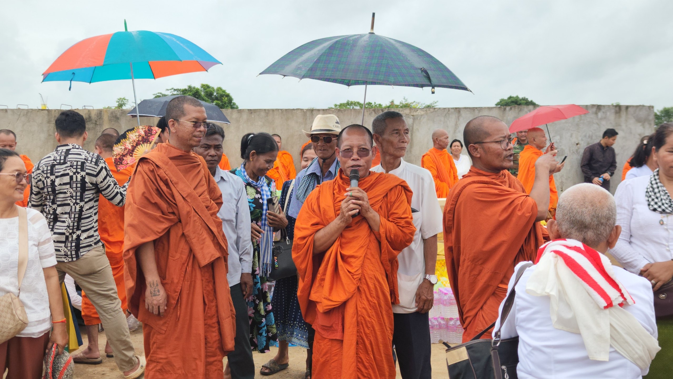 ព្រះសង្ឃក្នុងខេត្តសៀមរាប បន្តនាំយកគ្រឿងឧបភោគបរិភោគ និងថវិកា ឧបត្ថម្ភជូនដល់កងទ័ពការពារព្រំដែនក្នុងខេត្តព្រះវិហារ